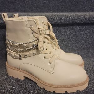 🍁🍂FALL MUST HAVE 🍂🍁Ivory Cream Bling Lug Sole Booties. Sz. 10M